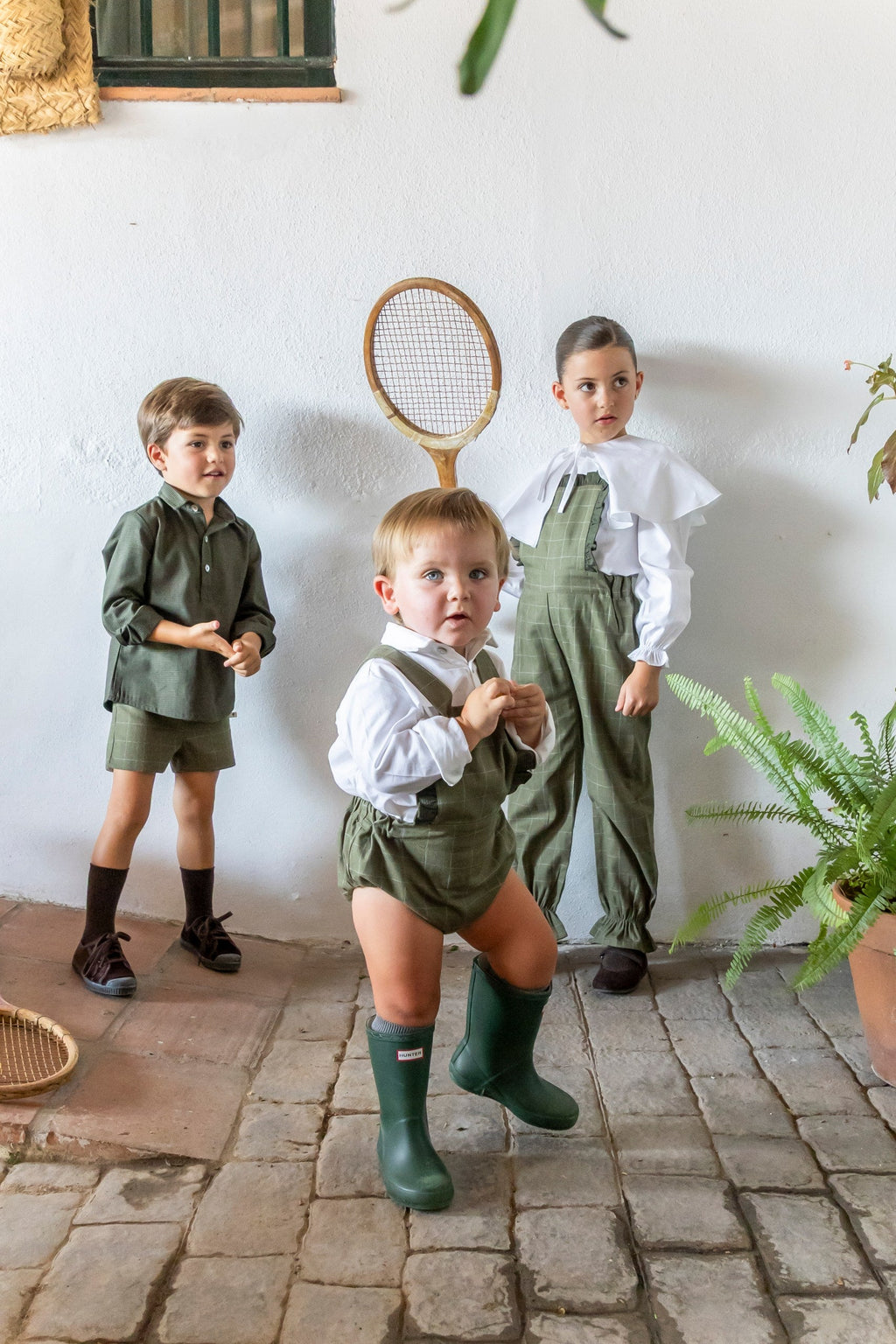 Peto Campiña Francesa bebé en verde caza con camisa blanca