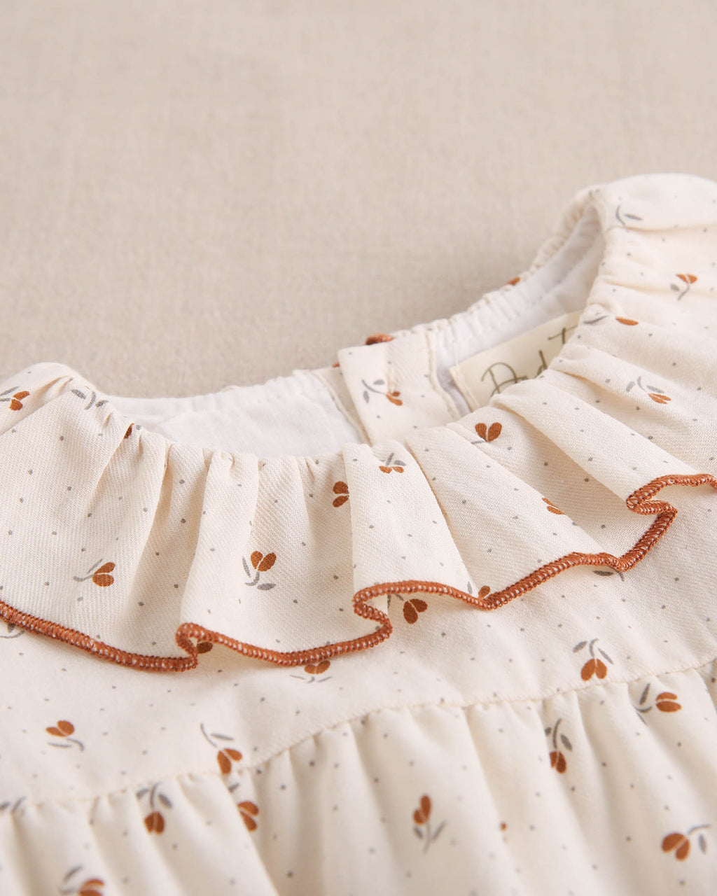 Ranita de bebé niña beige con estampado de flores