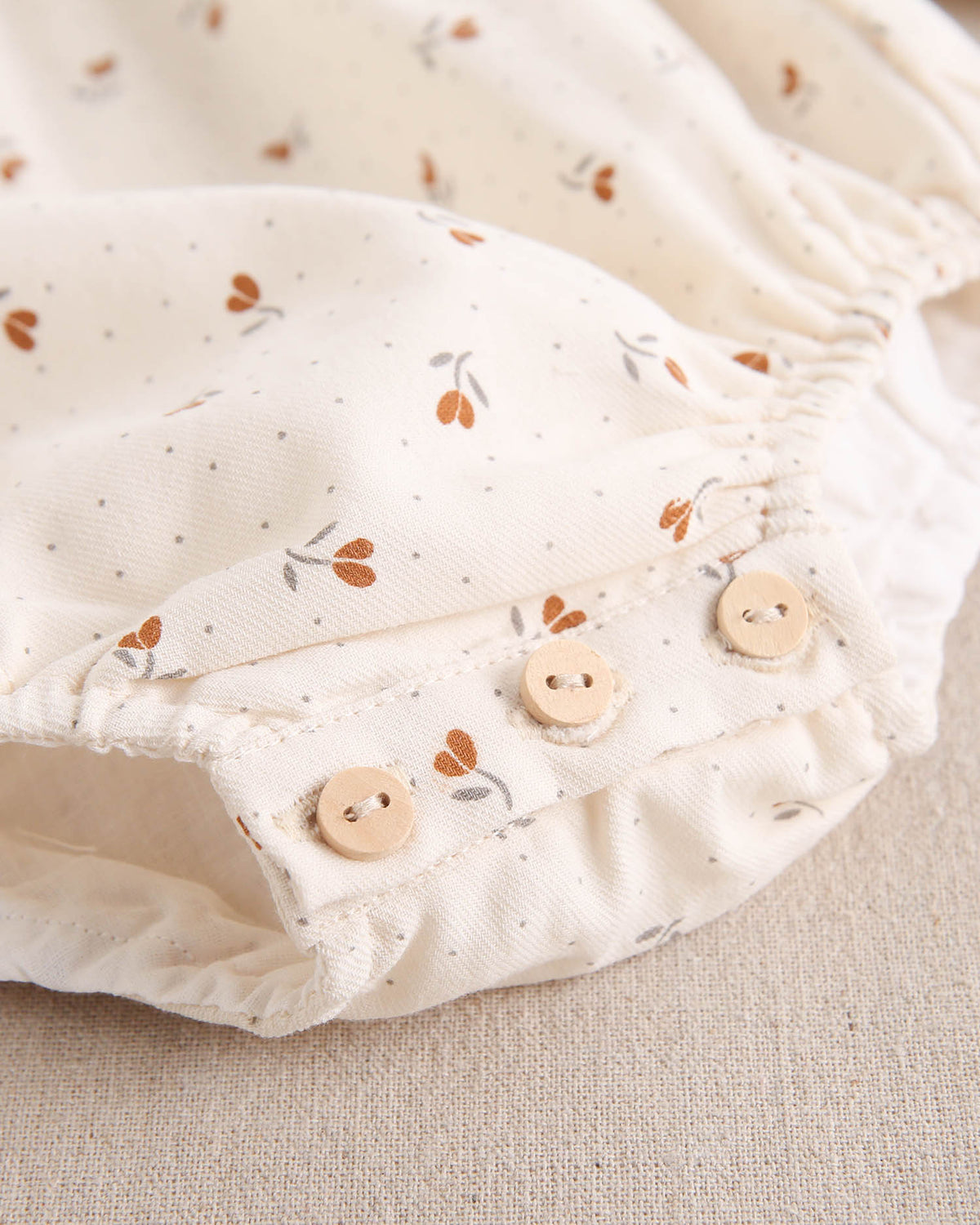 Ranita de bebé niña beige con estampado de flores