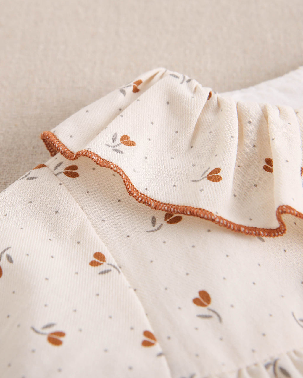 Ranita de bebé niña beige con estampado de flores
