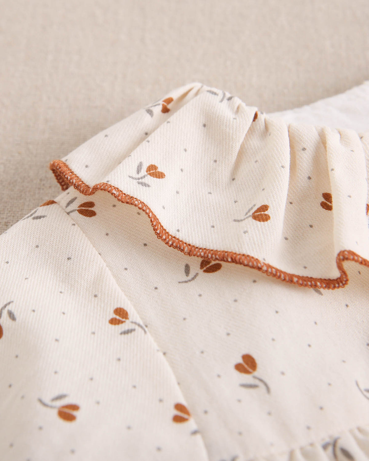 Ranita de bebé niña beige con estampado de flores
