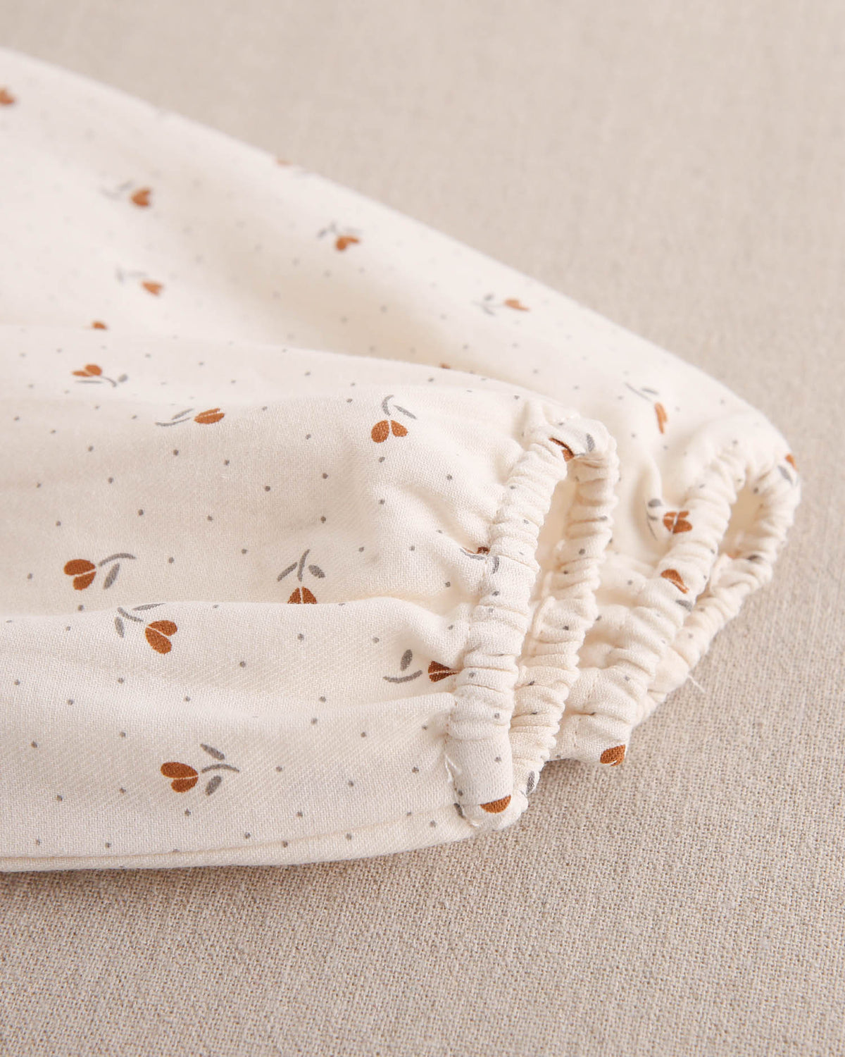 Ranita de bebé niña beige con estampado de flores