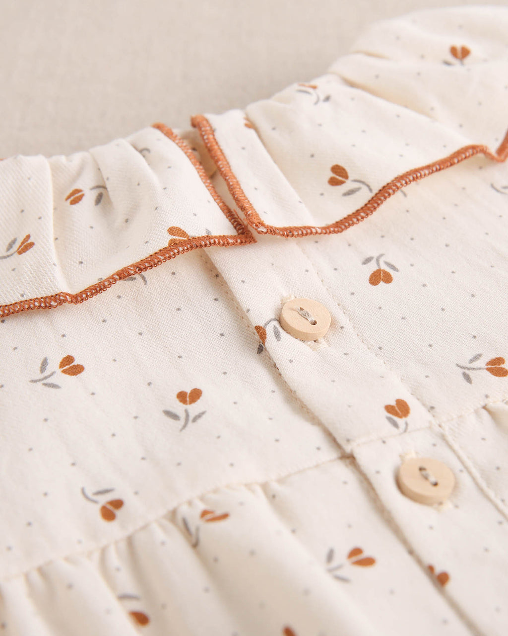 Ranita de bebé niña beige con estampado de flores