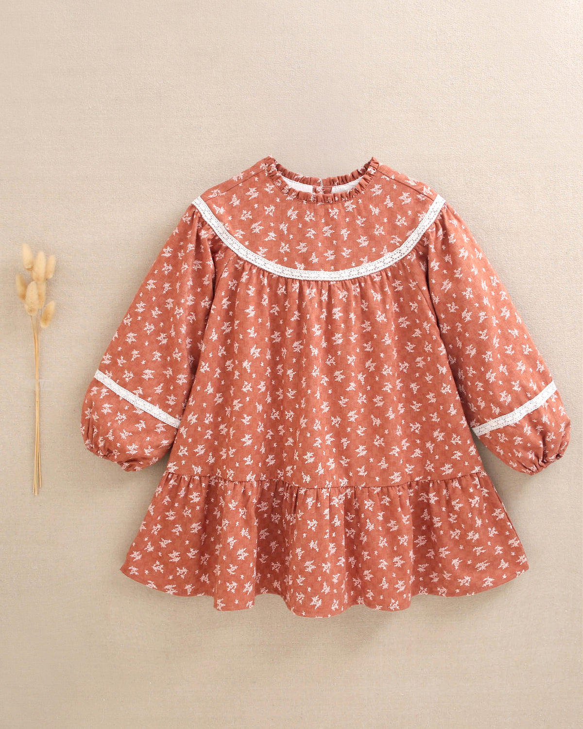 Vestido de niña color teja con estampado de hojas
