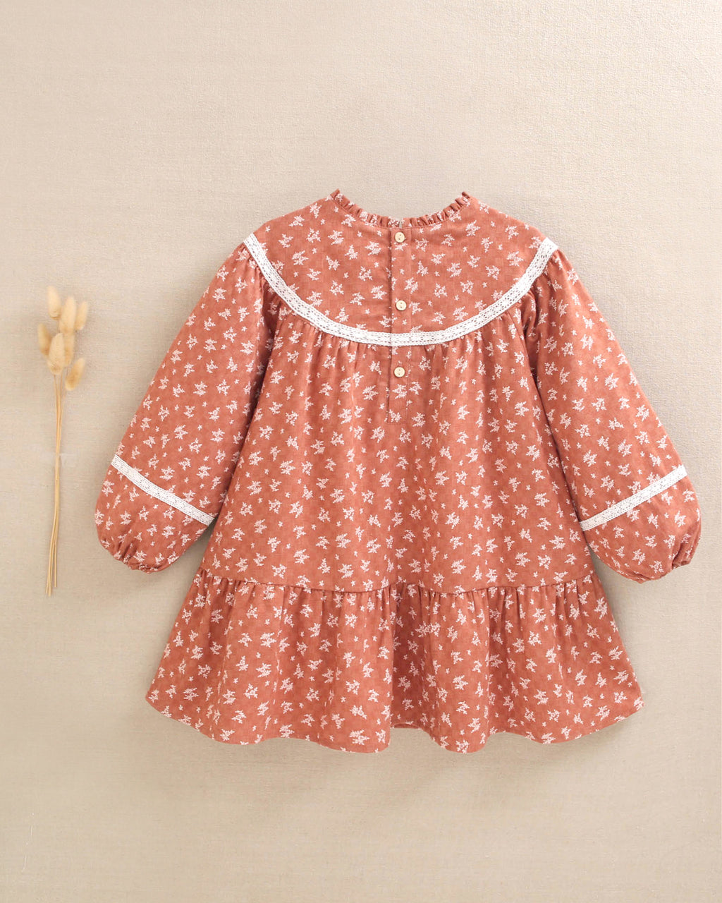 Vestido de niña color teja con estampado de hojas