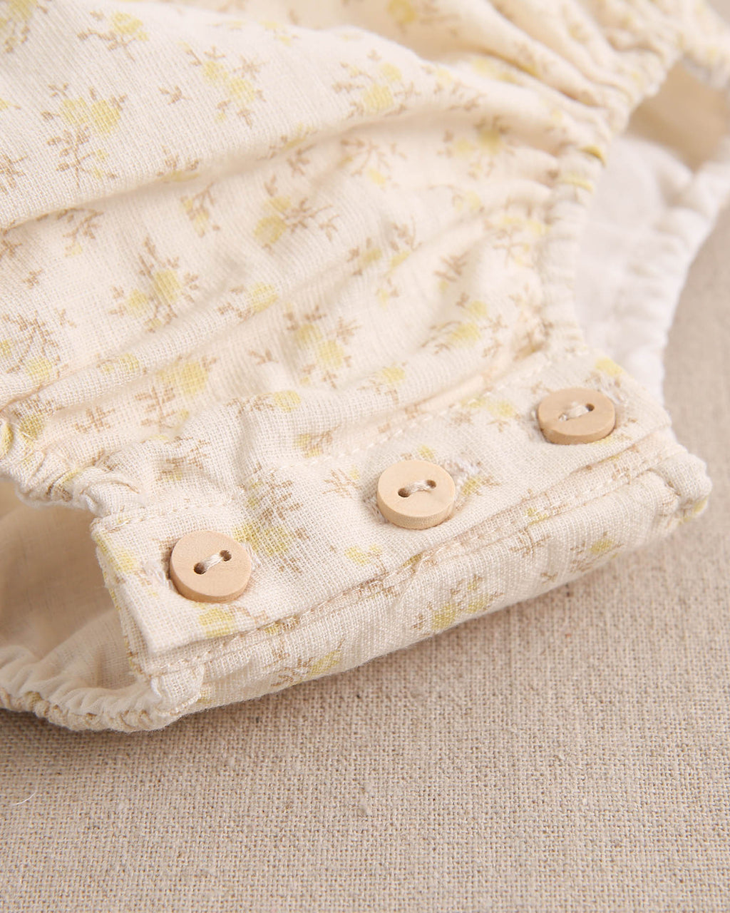 Ranita de bebé niña beige con detalle amarillo