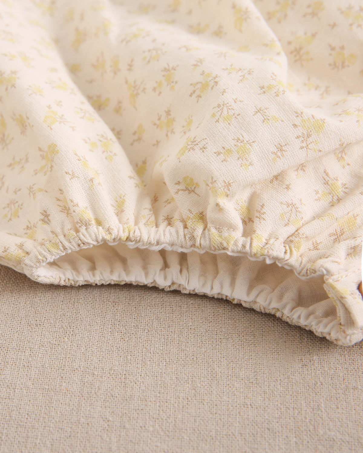 Ranita de bebé niña beige con detalle amarillo
