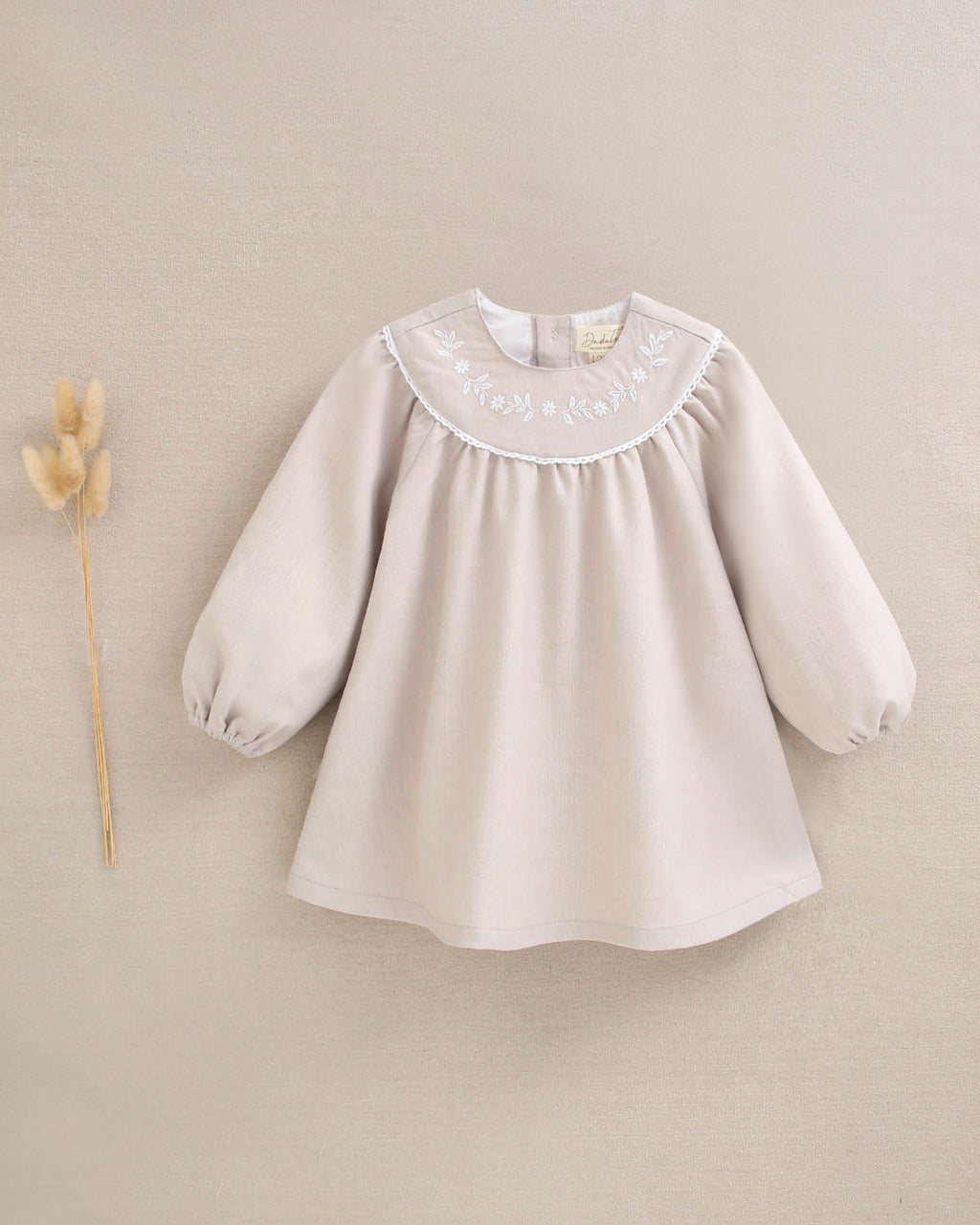 Vestido de bebé niña beige de ceremonia con bordado de flor