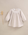 Vestido de bebé niña beige de ceremonia con bordado de flor