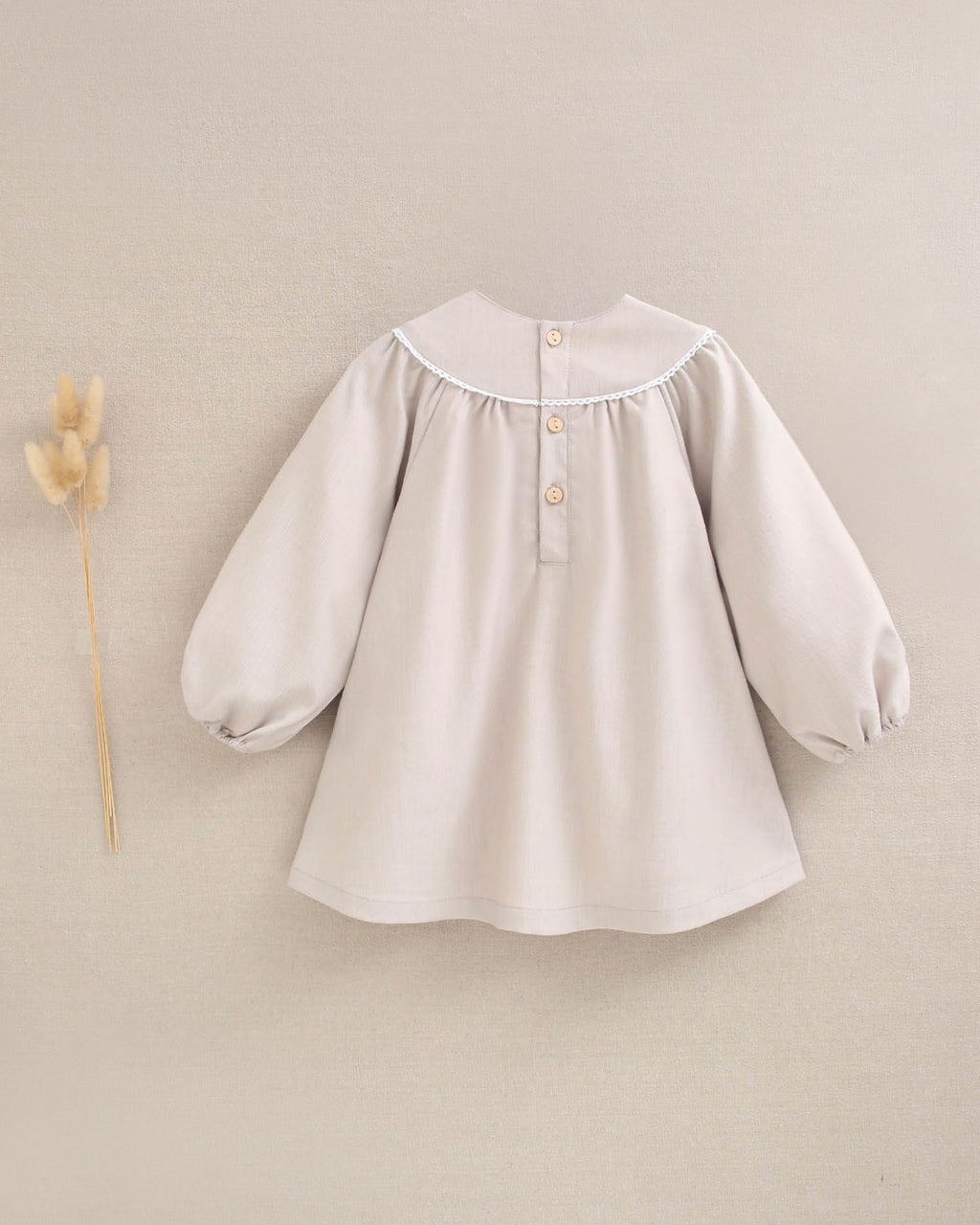 Vestido de bebé niña beige de ceremonia con bordado de flor