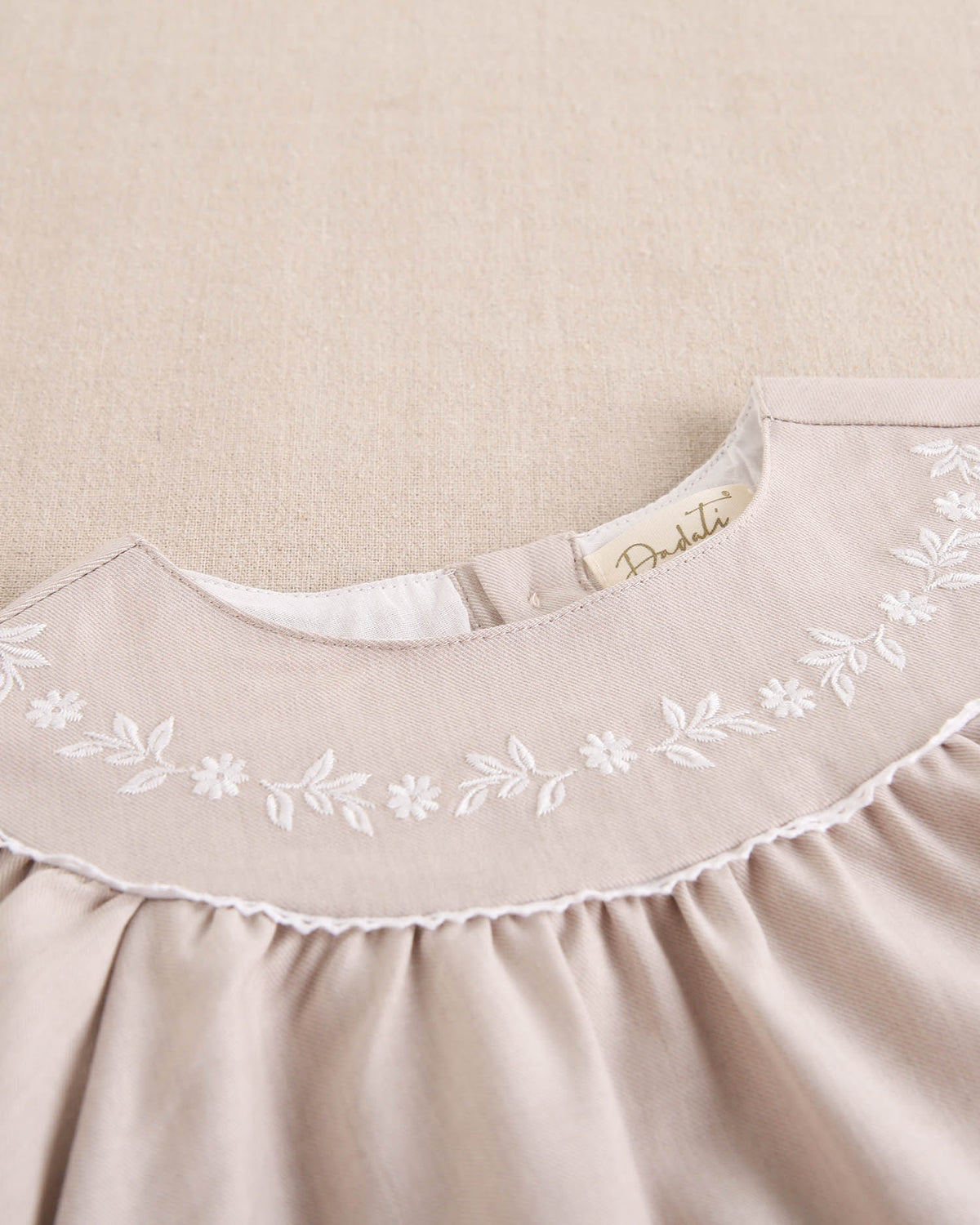 Vestido de bebé niña beige de ceremonia con bordado de flor