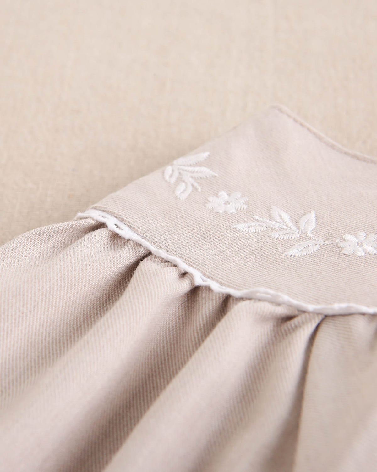 Vestido de bebé niña beige de ceremonia con bordado de flor