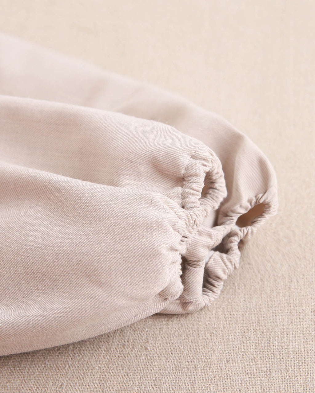 Vestido de bebé niña beige de ceremonia con bordado de flor