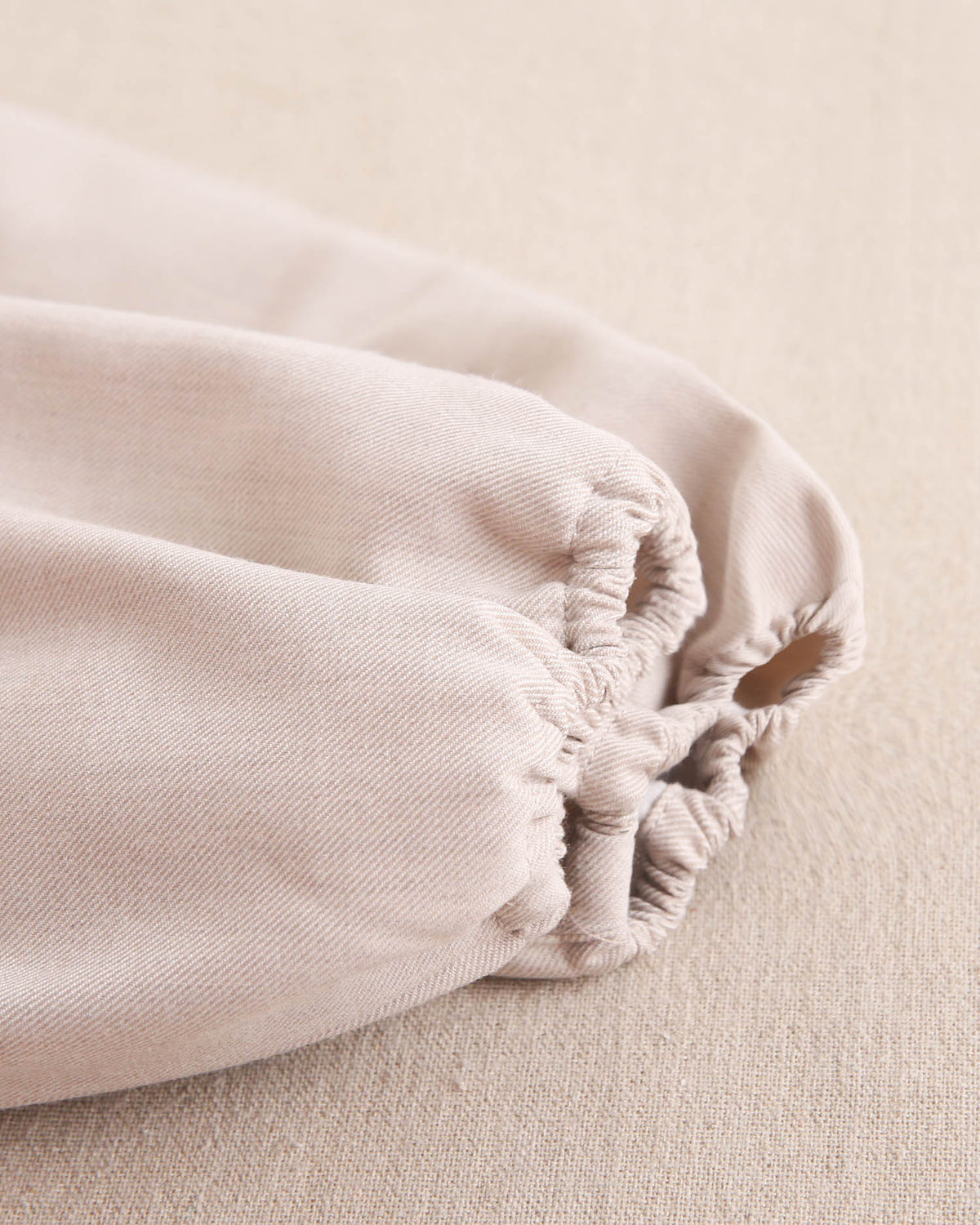 Vestido de bebé niña beige de ceremonia con bordado de flor