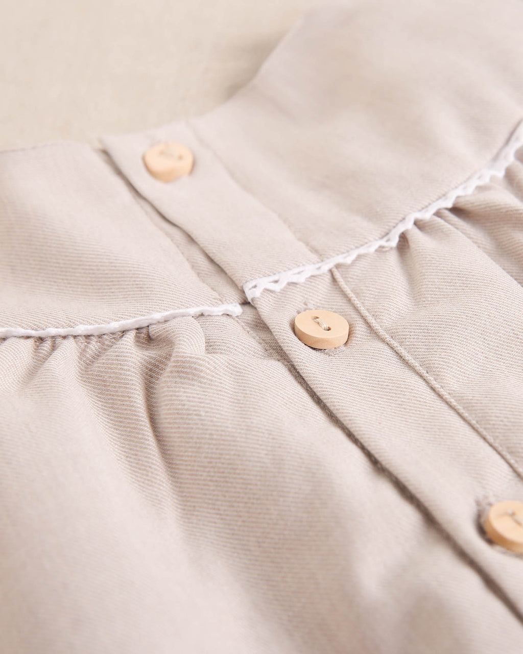 Vestido de bebé niña beige de ceremonia con bordado de flor
