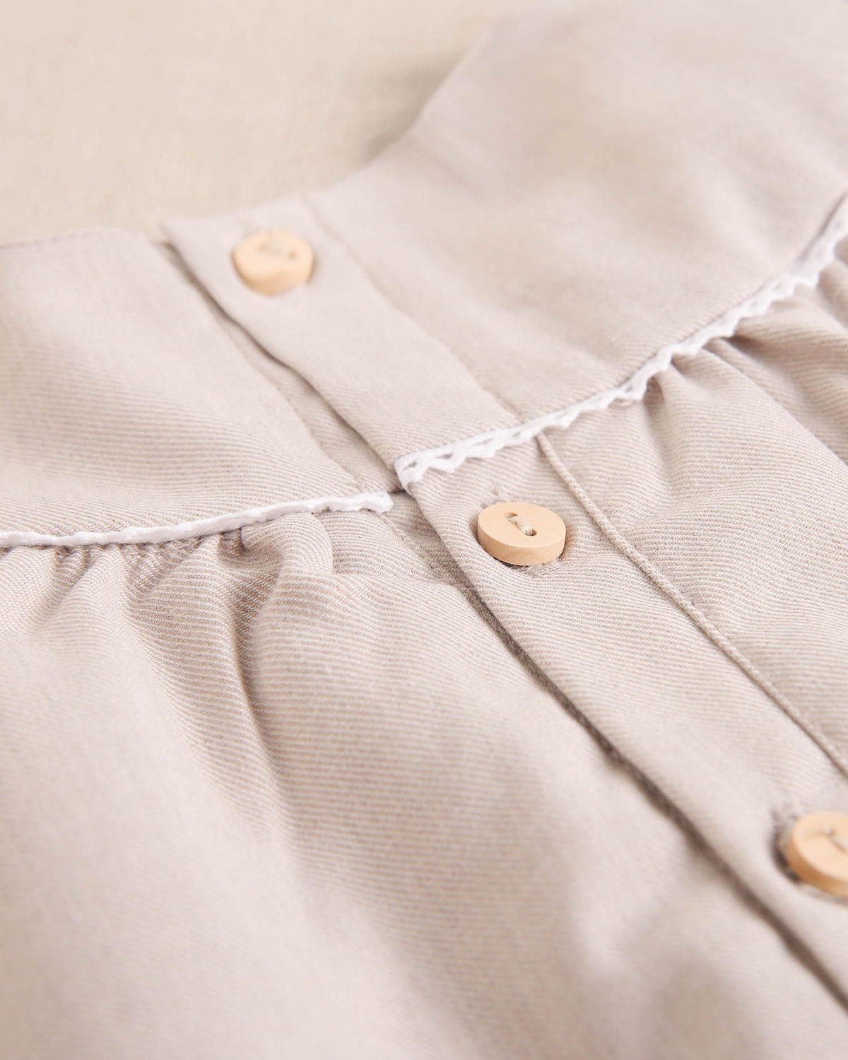 Vestido de bebé niña beige de ceremonia con bordado de flor