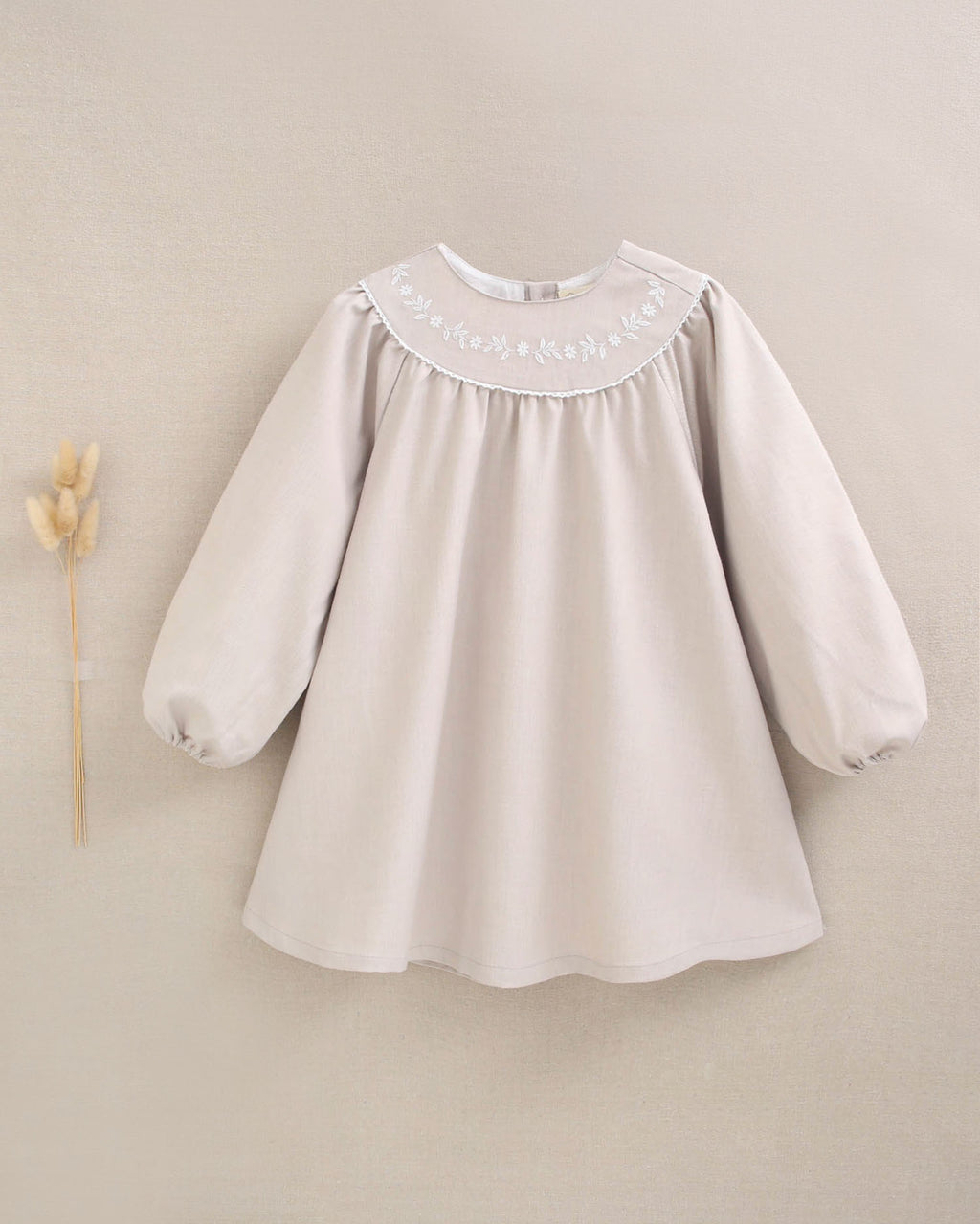 Vestido de niña beige de ceremonia con bordado de flores