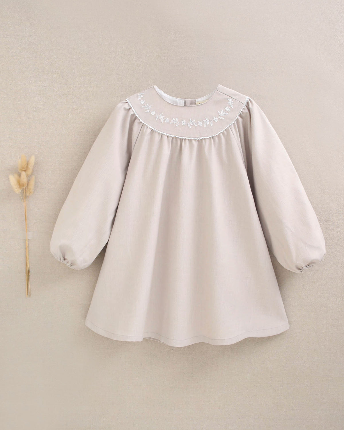 Vestido de niña beige de ceremonia con bordado de flores