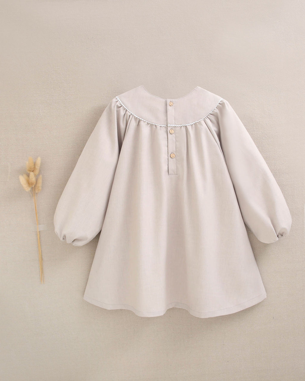 Vestido de niña beige de ceremonia con bordado de flores