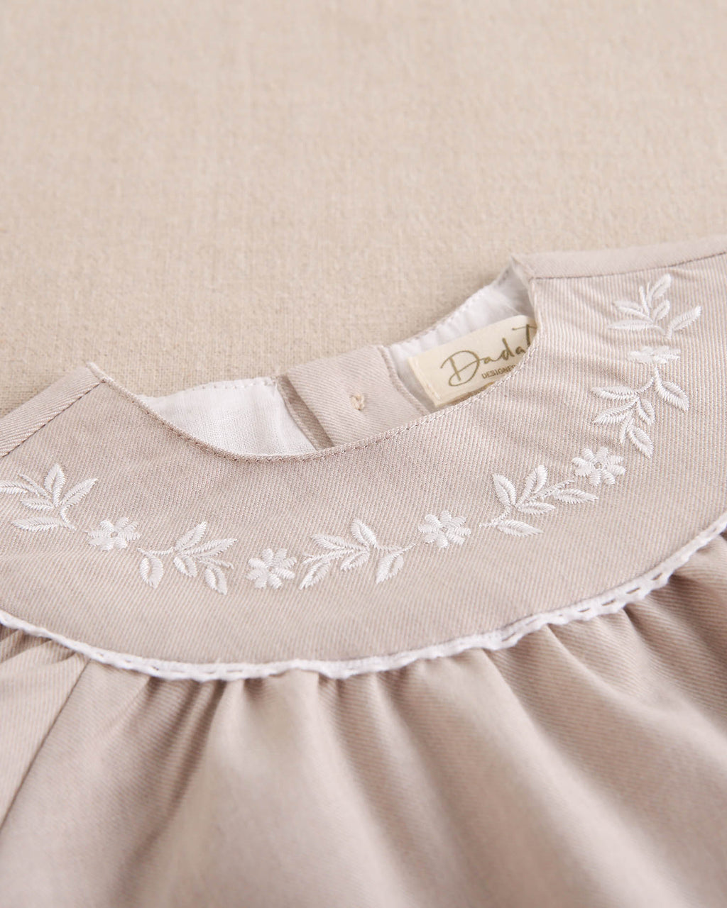 Vestido de niña beige de ceremonia con bordado de flores