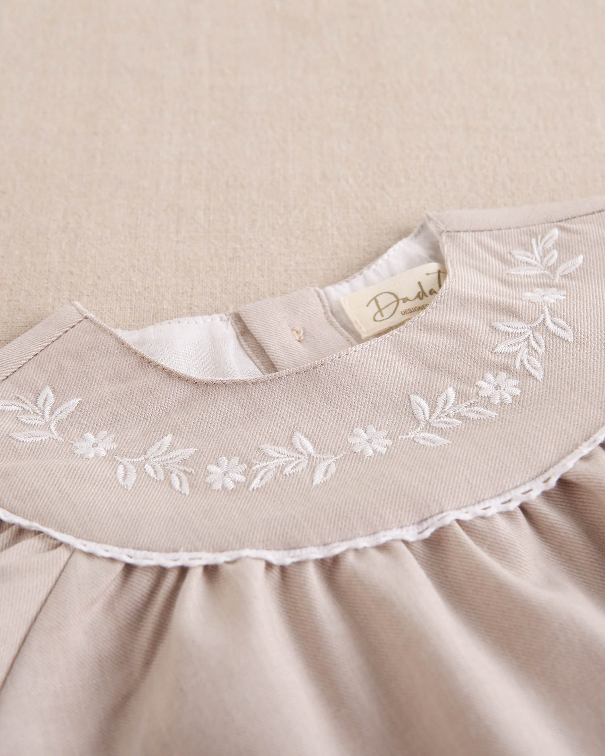 Vestido de niña beige de ceremonia con bordado de flores