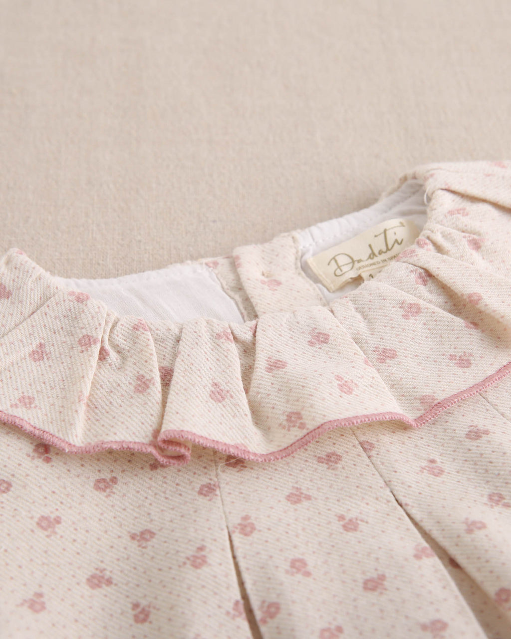 Ranita de bebé niña beige con estampado de flores rosas