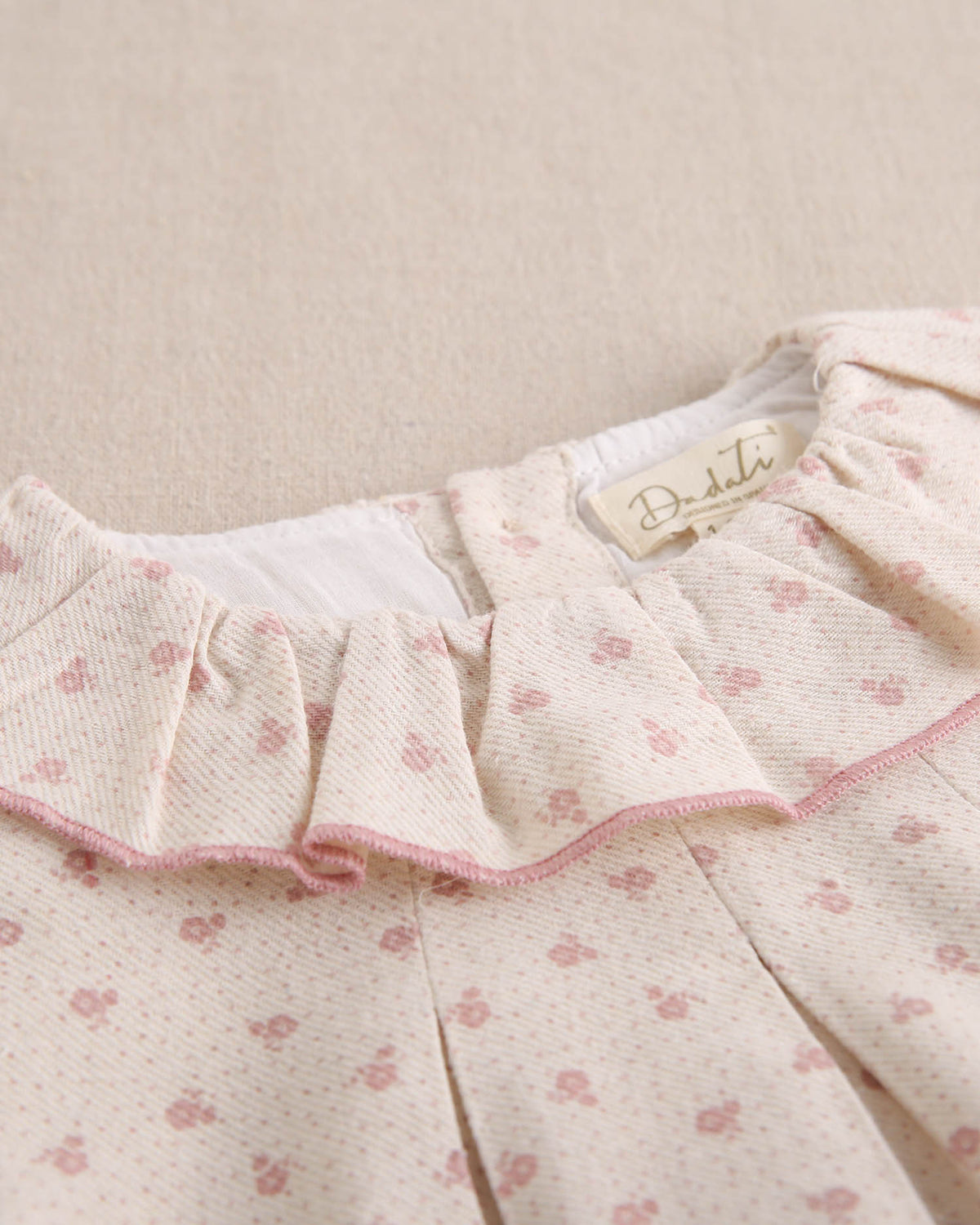 Ranita de bebé niña beige con estampado de flores rosas