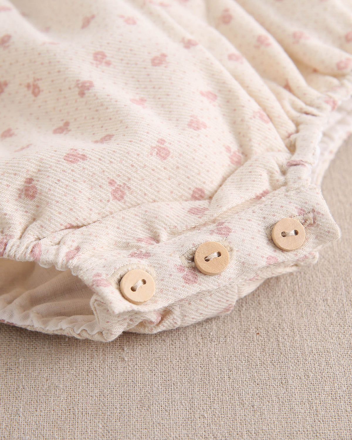 Ranita de bebé niña beige con estampado de flores rosas