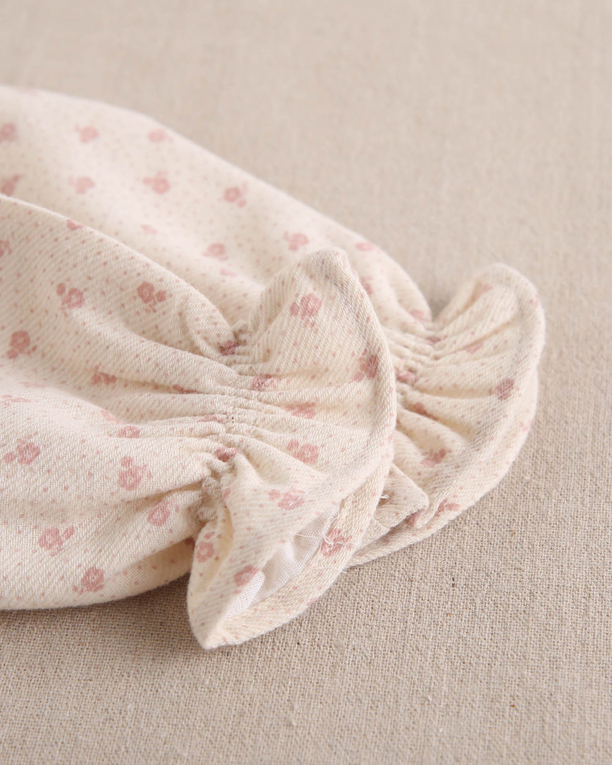 Ranita de bebé niña beige con estampado de flores rosas