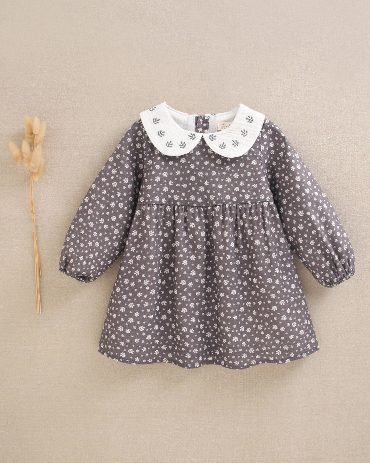 Vestido de bebé niña gris con hojas blancas