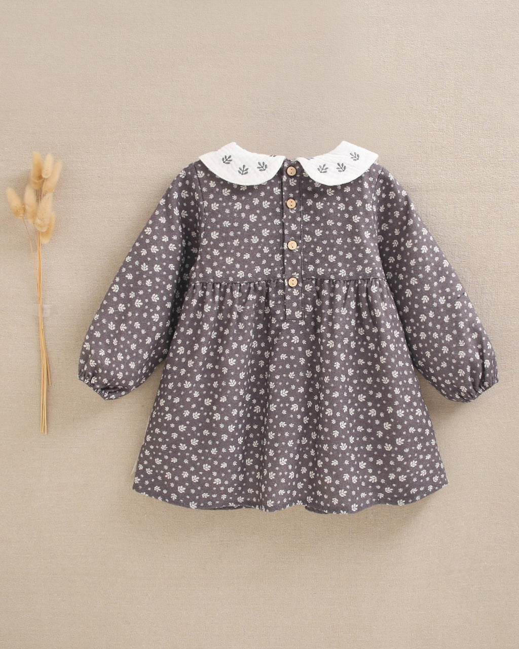 Vestido de bebé niña gris con hojas blancas