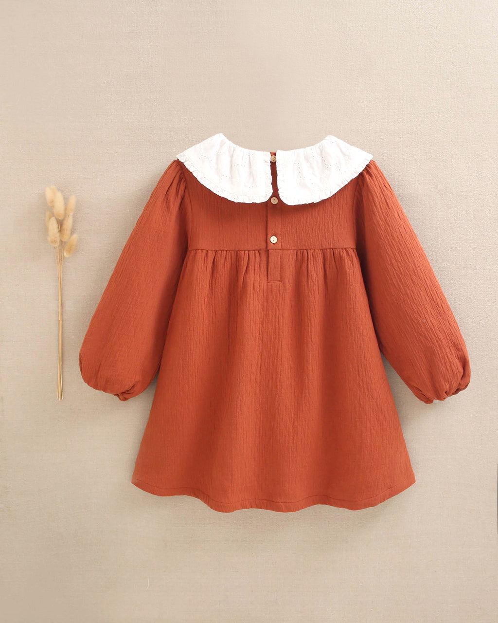 Vestido de niña color teja y manga larga abullonada