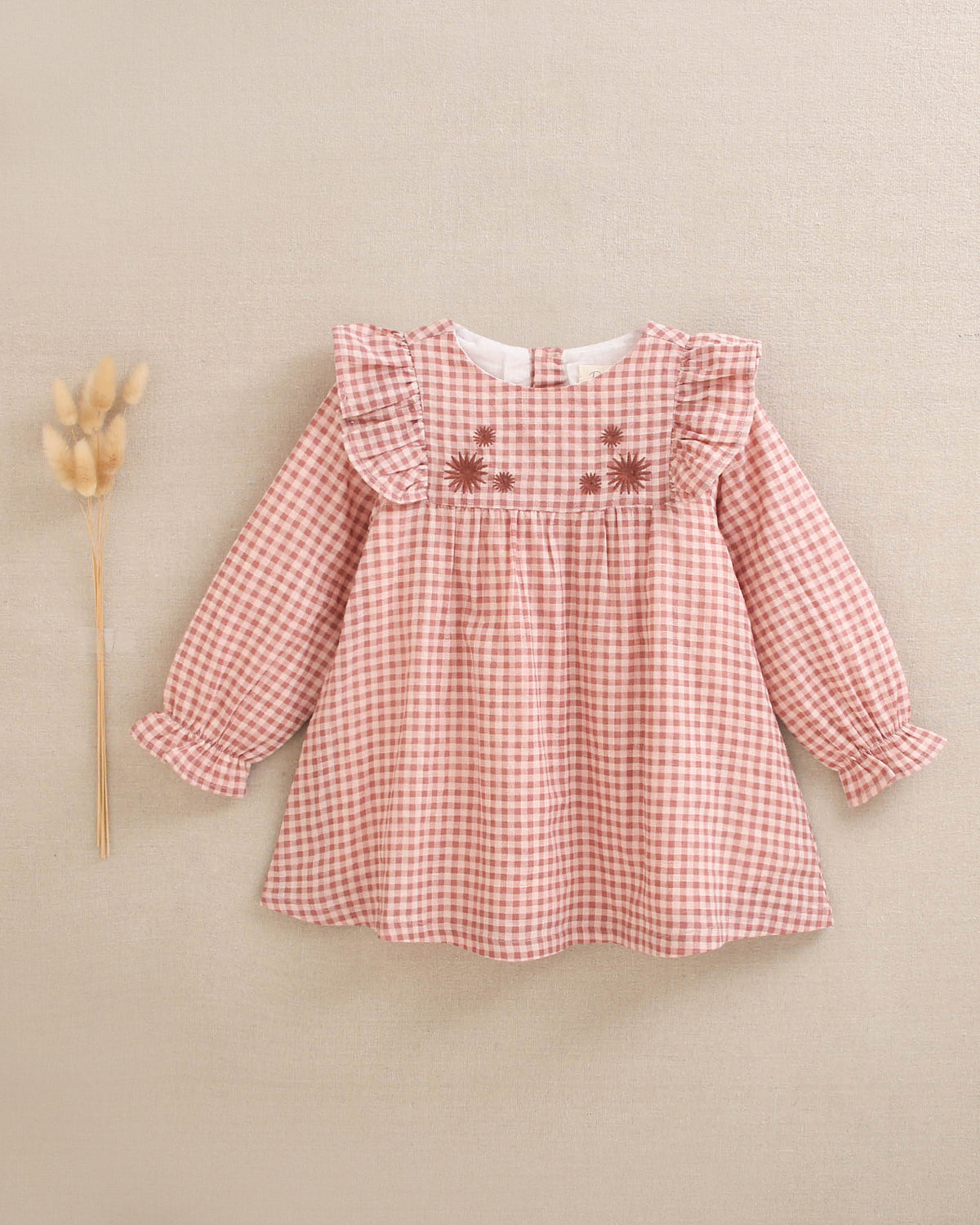 Vestido de bebé niña de cuadros rosa y flores bordadas