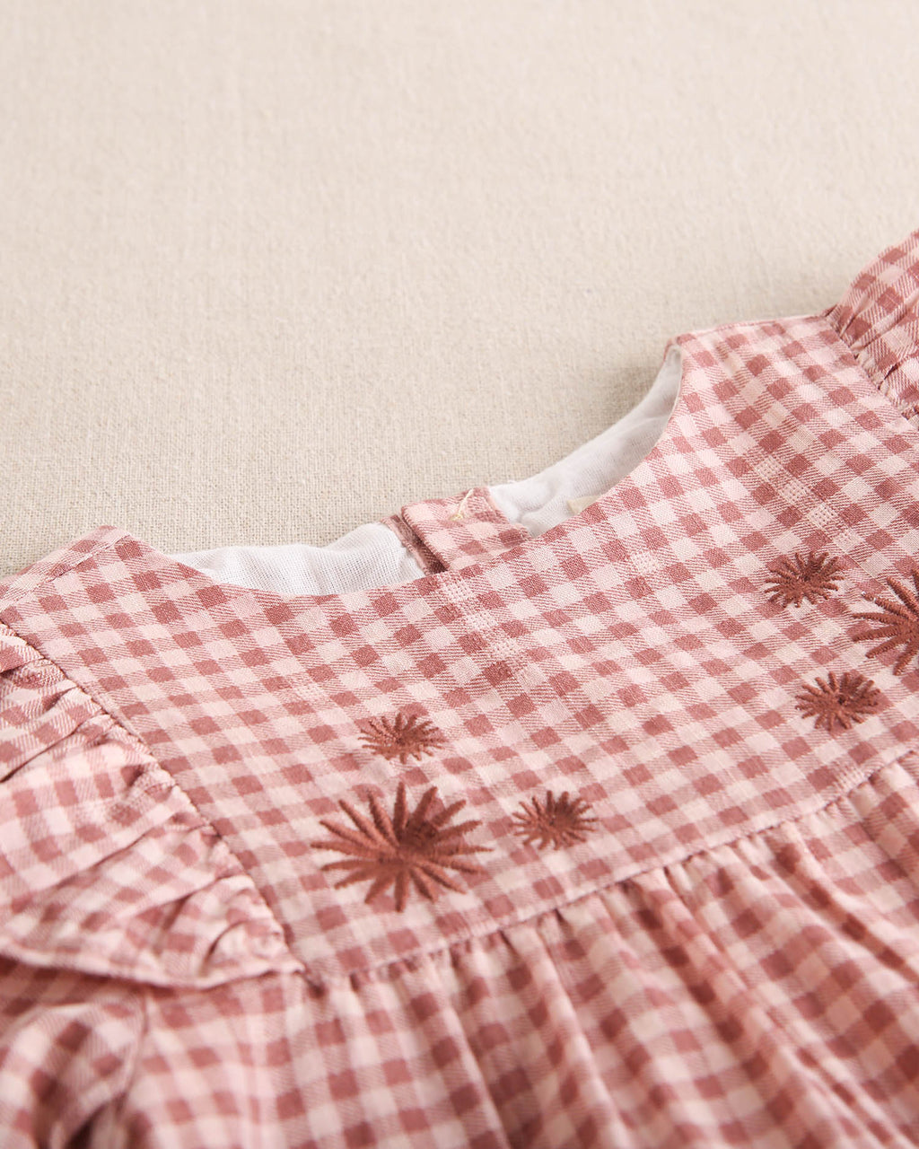 Vestido de bebé niña de cuadros rosa y flores bordadas