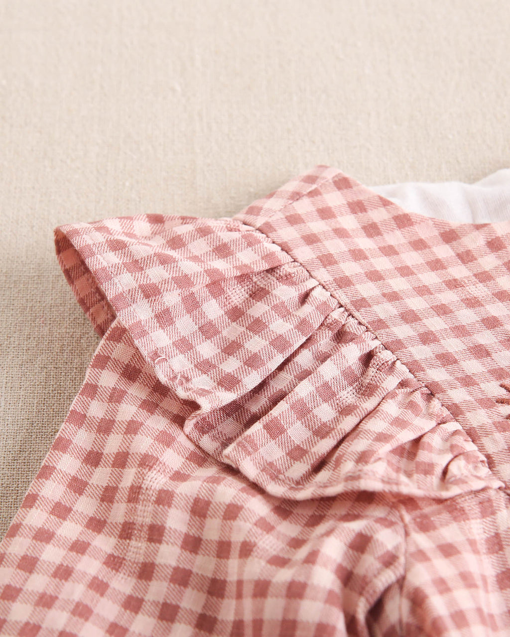 Vestido de bebé niña de cuadros rosa y flores bordadas