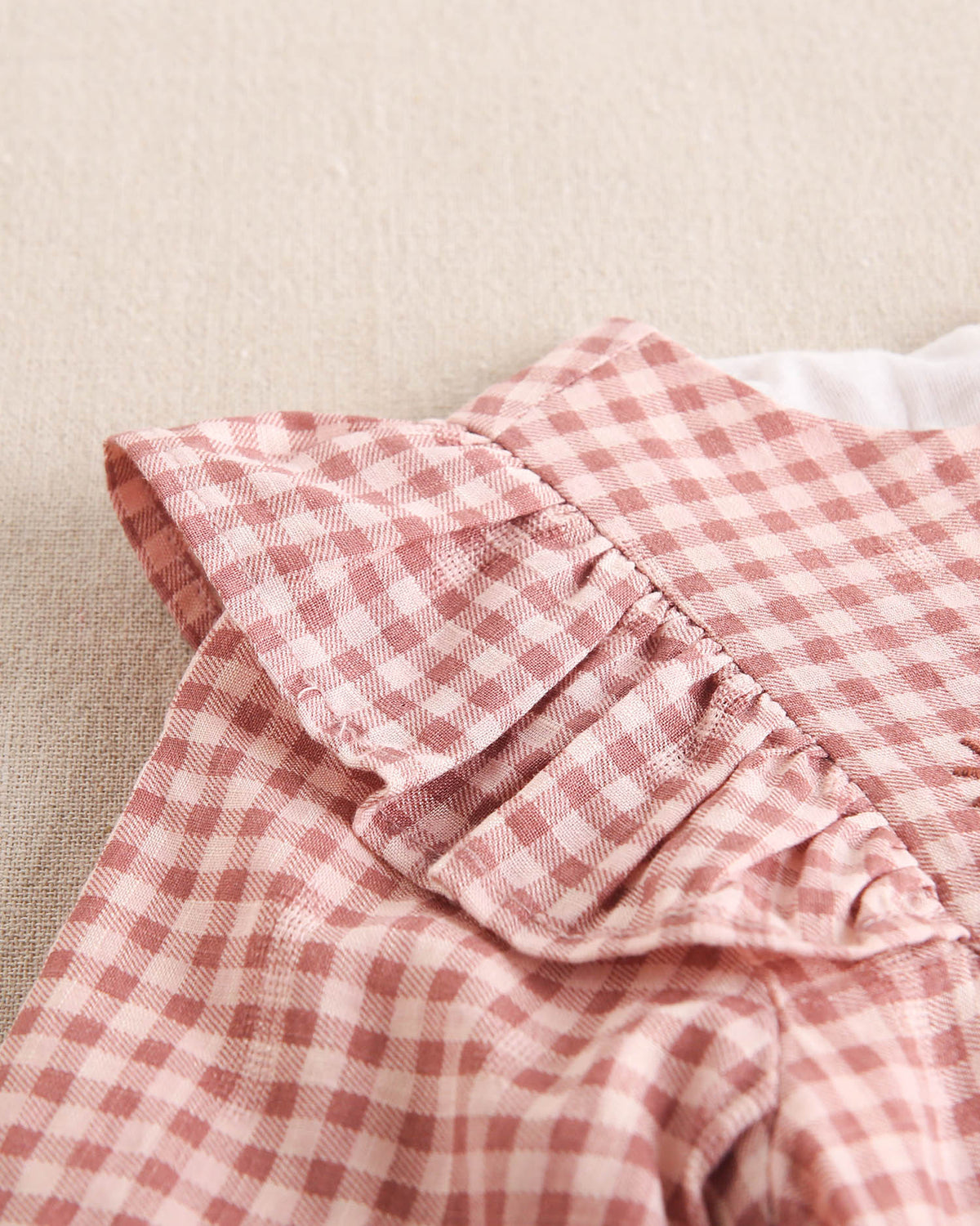 Vestido de bebé niña de cuadros rosa y flores bordadas