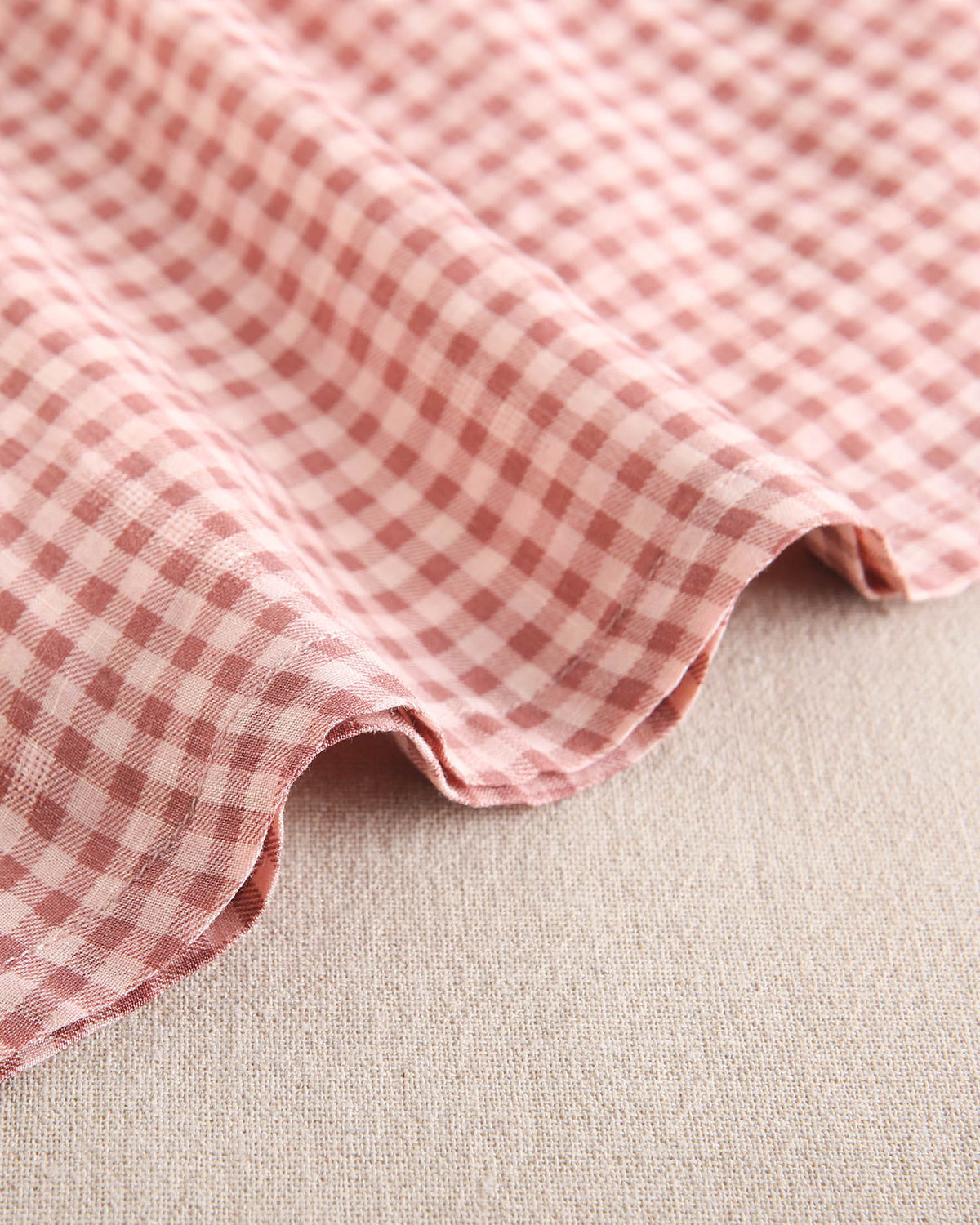 Vestido de bebé niña de cuadros rosa y flores bordadas