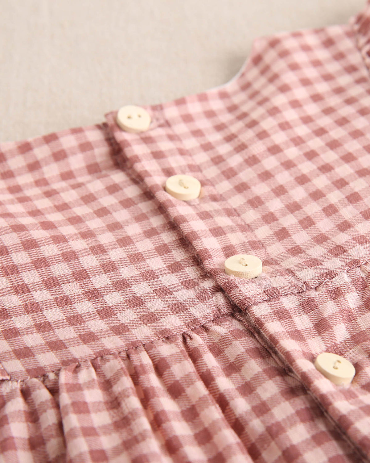 Vestido de bebé niña de cuadros rosa y flores bordadas