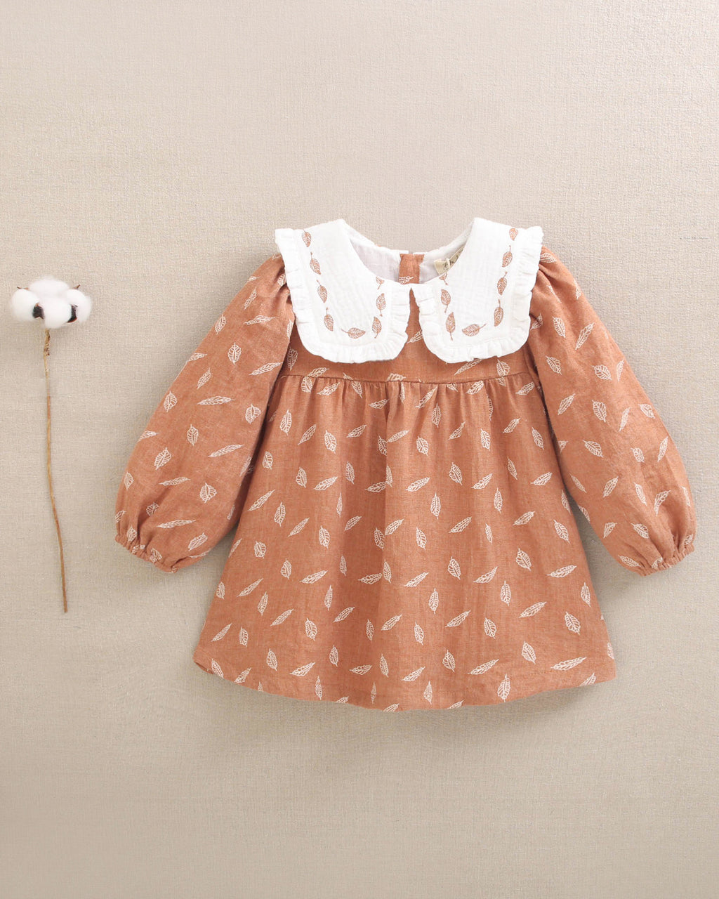 Vestido de bebé niña naranja con estampado de hojas