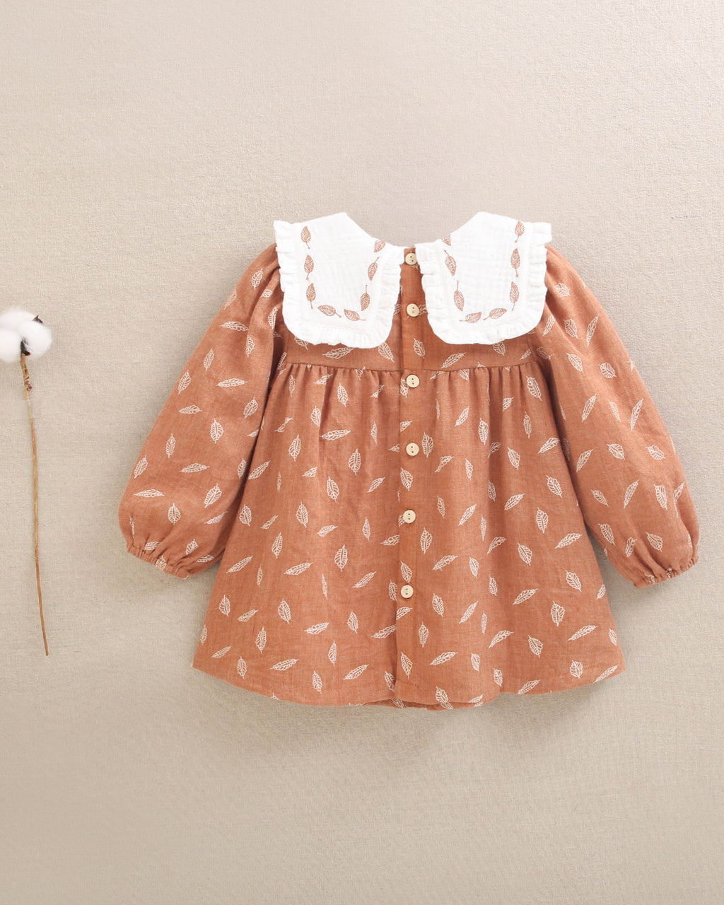 Vestido de bebé niña naranja con estampado de hojas