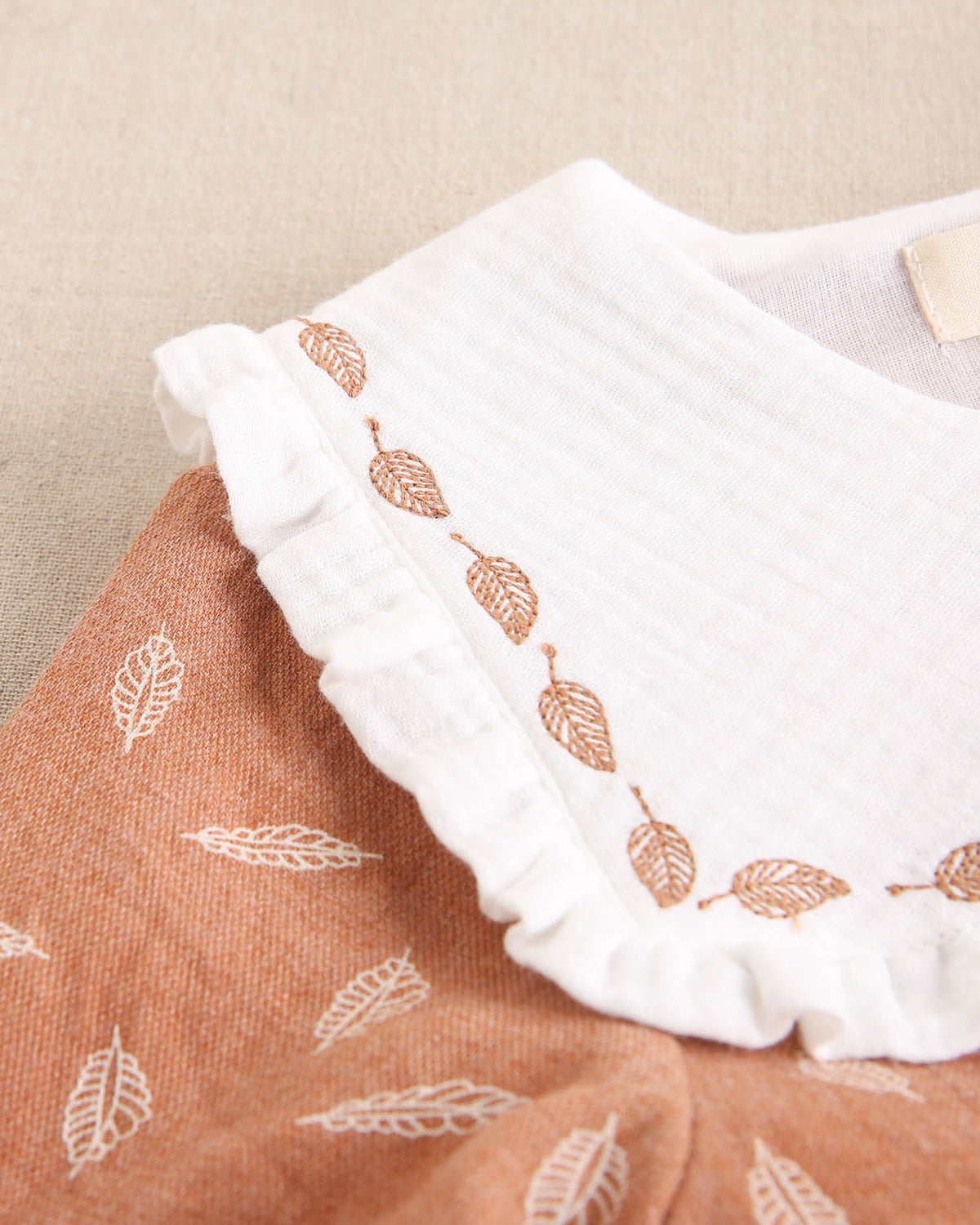 Vestido de bebé niña naranja con estampado de hojas