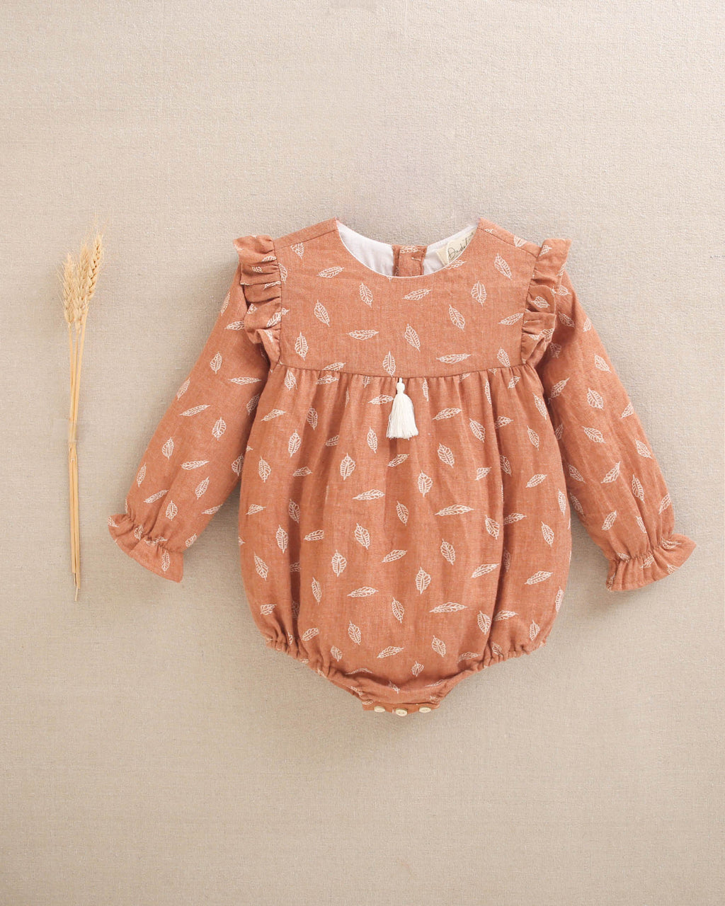 Ranita de bebé niña teja con estampado y detalle de borla