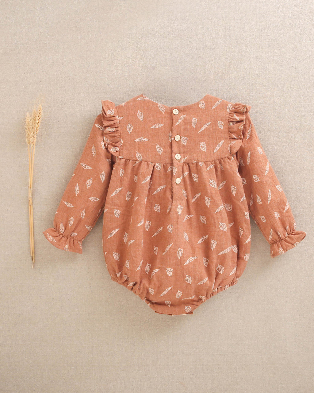 Ranita de bebé niña teja con estampado y detalle de borla