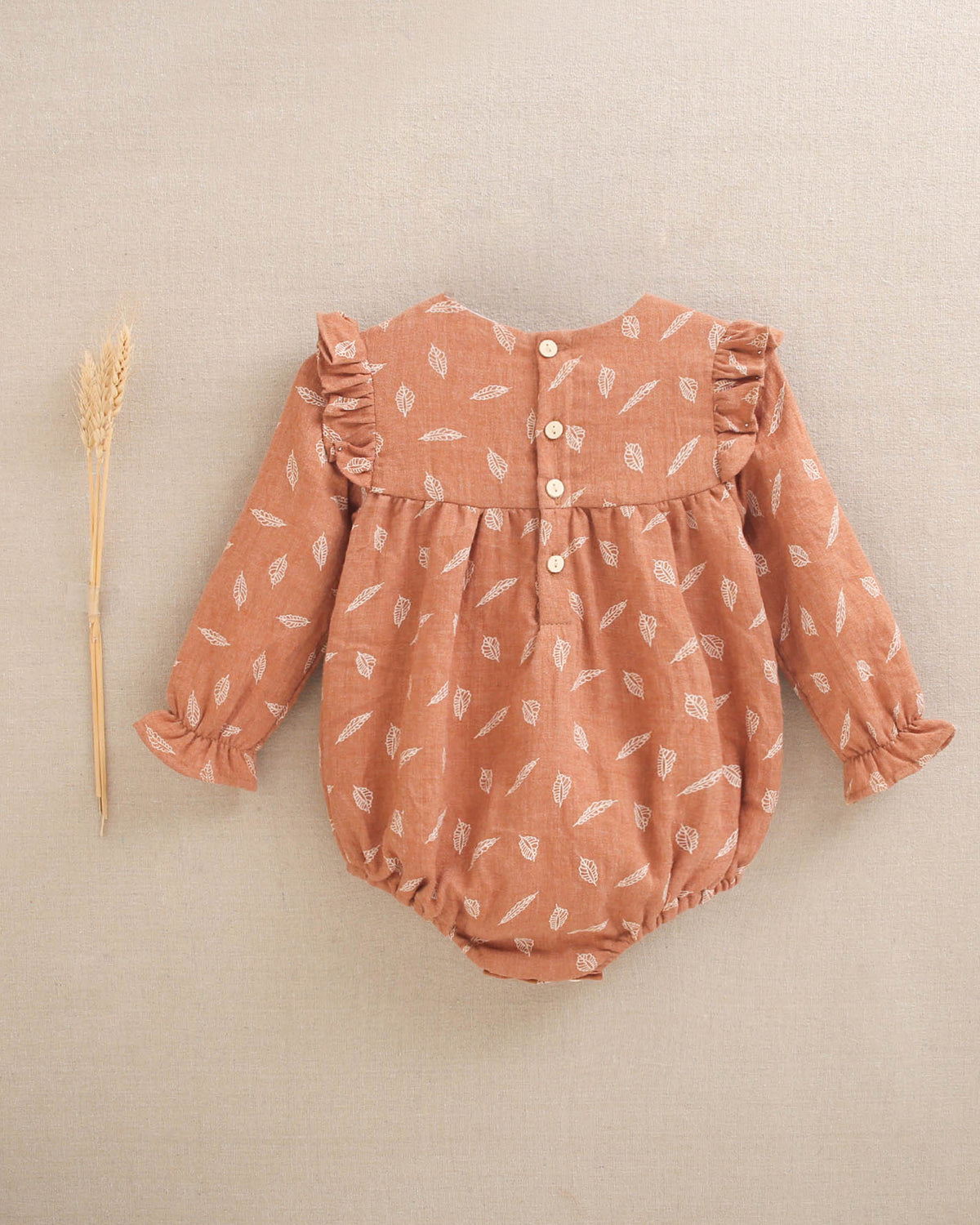 Ranita de bebé niña teja con estampado y detalle de borla