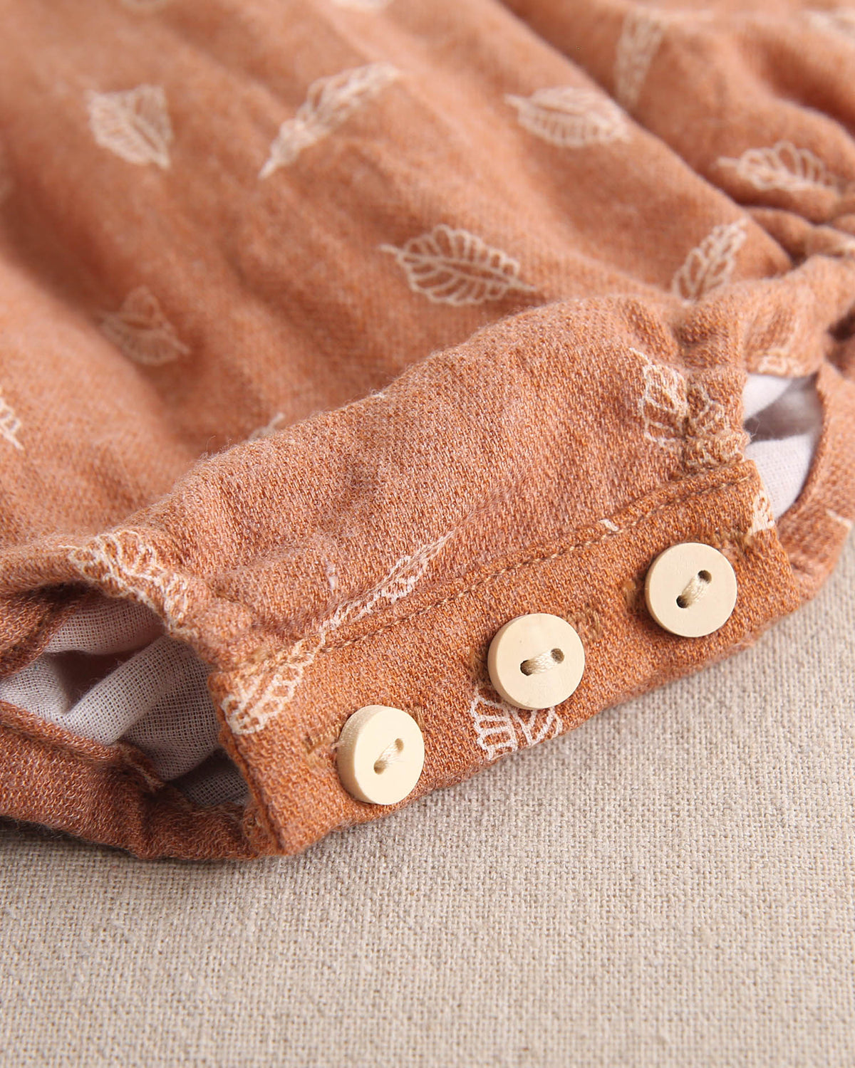 Ranita de bebé niña teja con estampado y detalle de borla