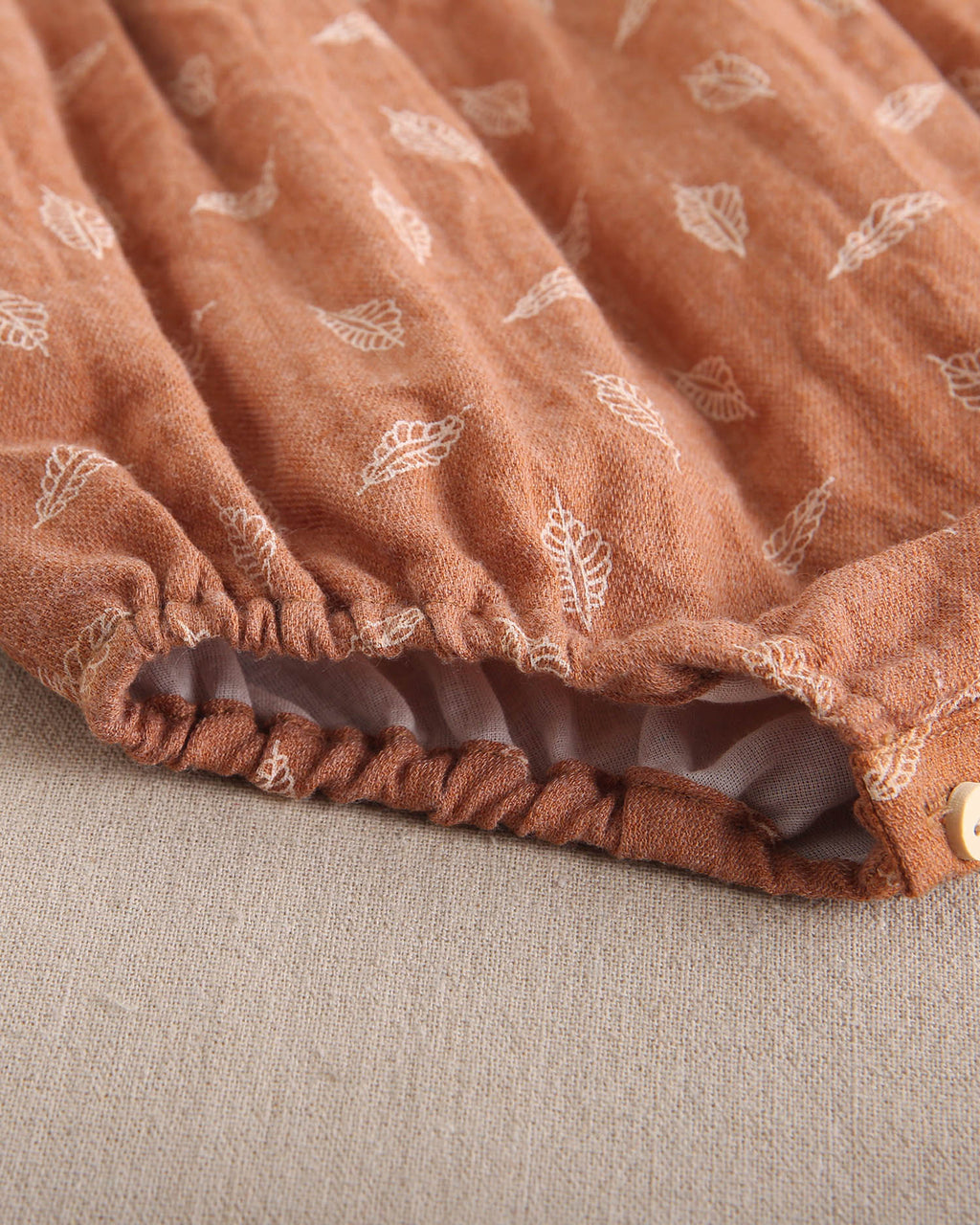 Ranita de bebé niña teja con estampado y detalle de borla