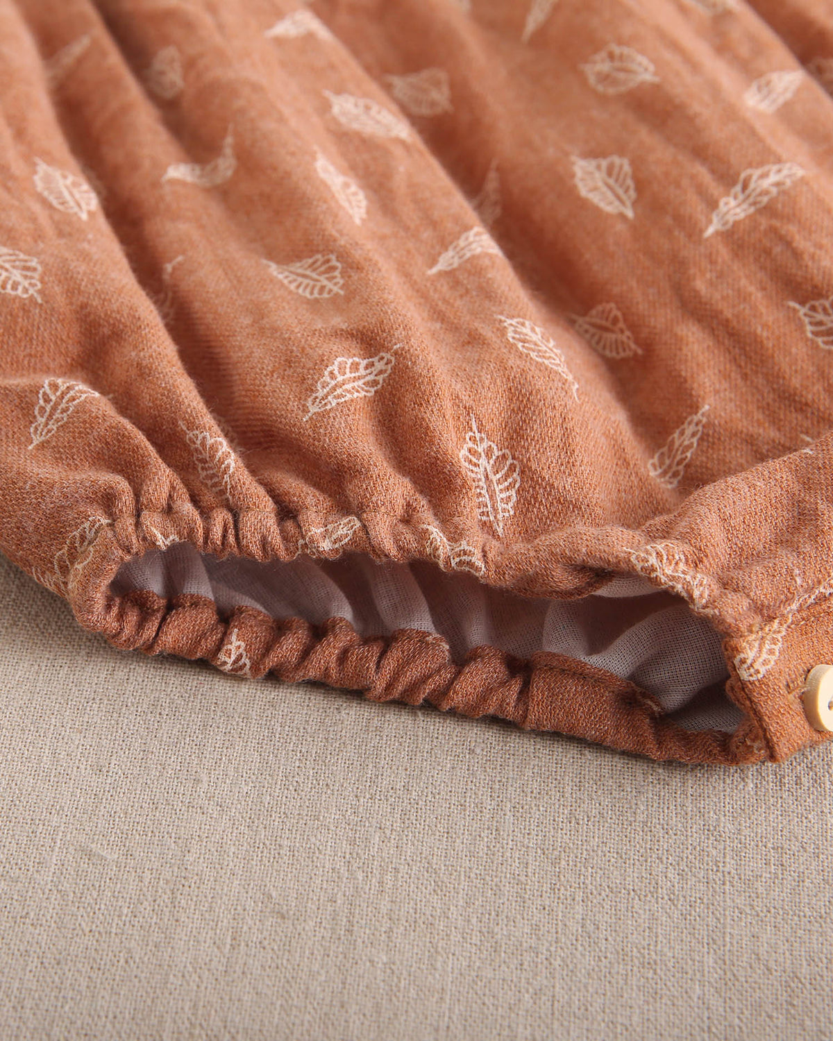 Ranita de bebé niña teja con estampado y detalle de borla