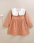 Vestido de niña naranja con estampado de hojas