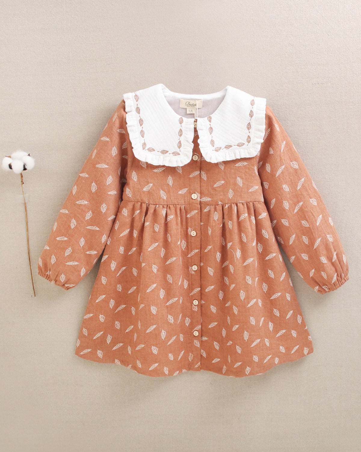 Vestido de niña naranja con estampado de hojas