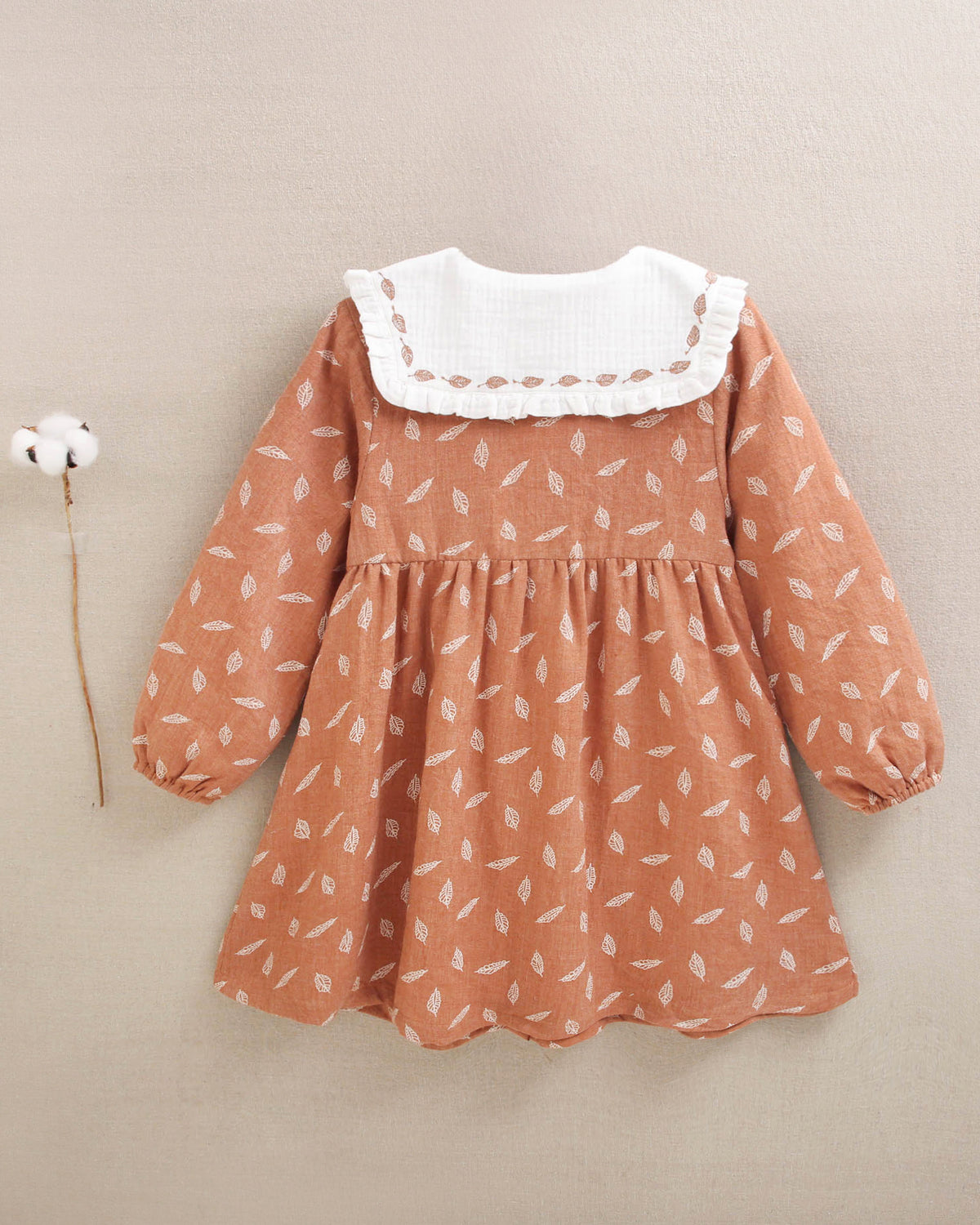 Vestido de niña naranja con estampado de hojas